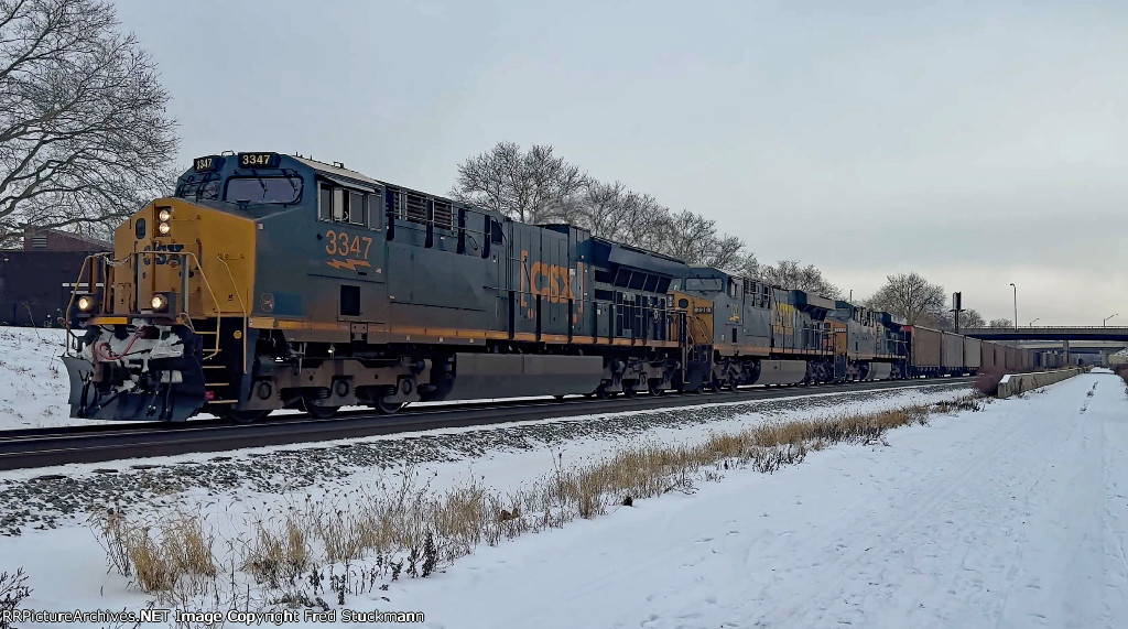 CSX 3347 leads E700.